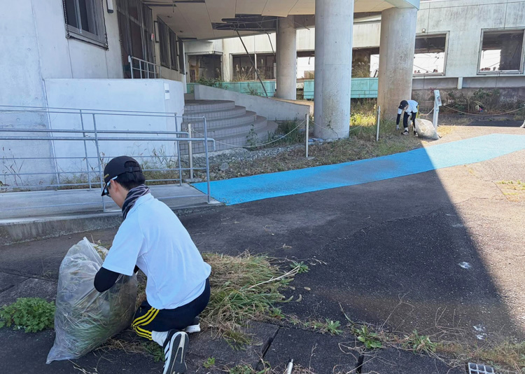 トヨタ工業学園の皆さんに奉仕活動の一環として除草作業をしていただきました